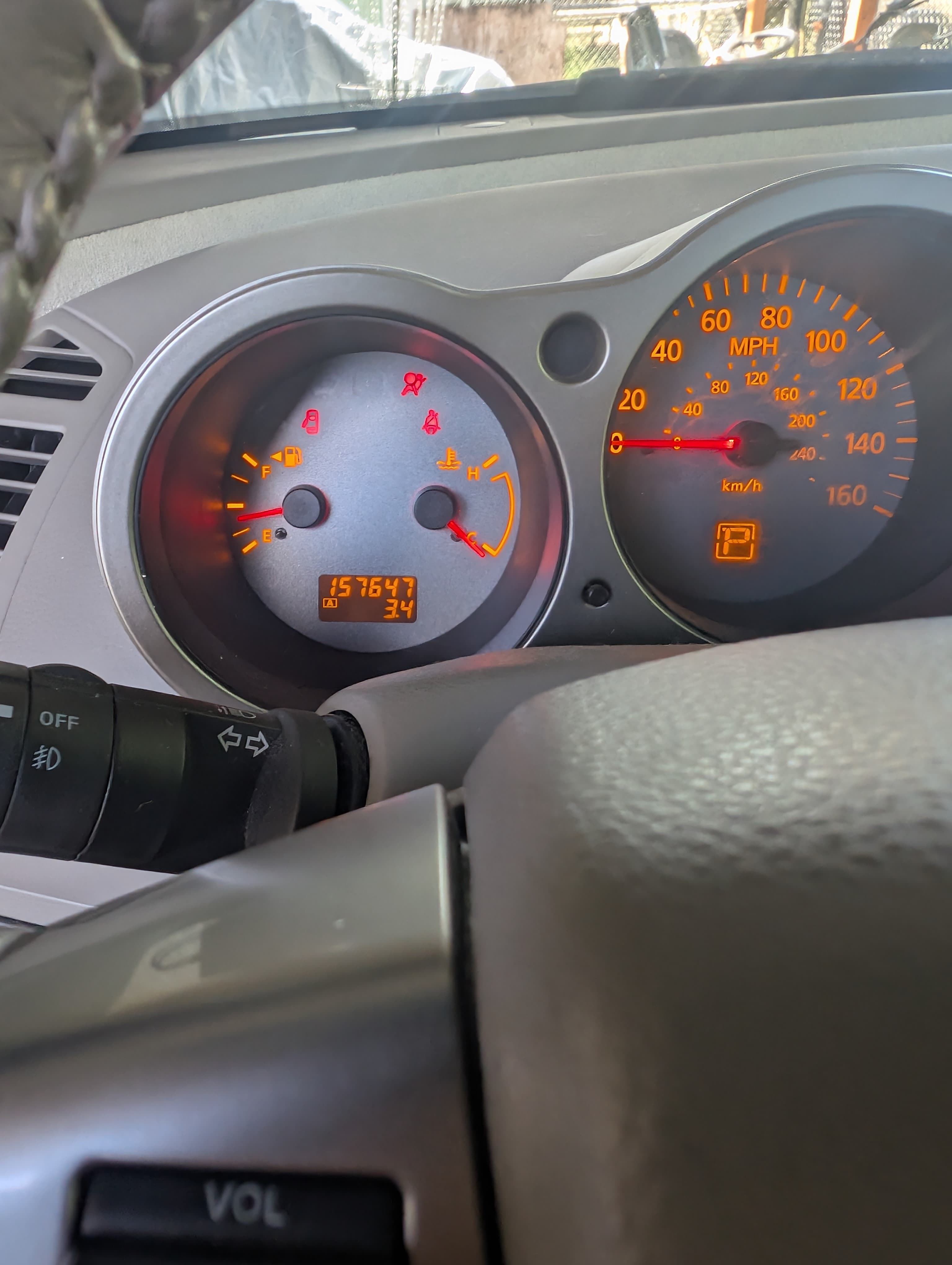 Dashboard instrument cluster with warning lights