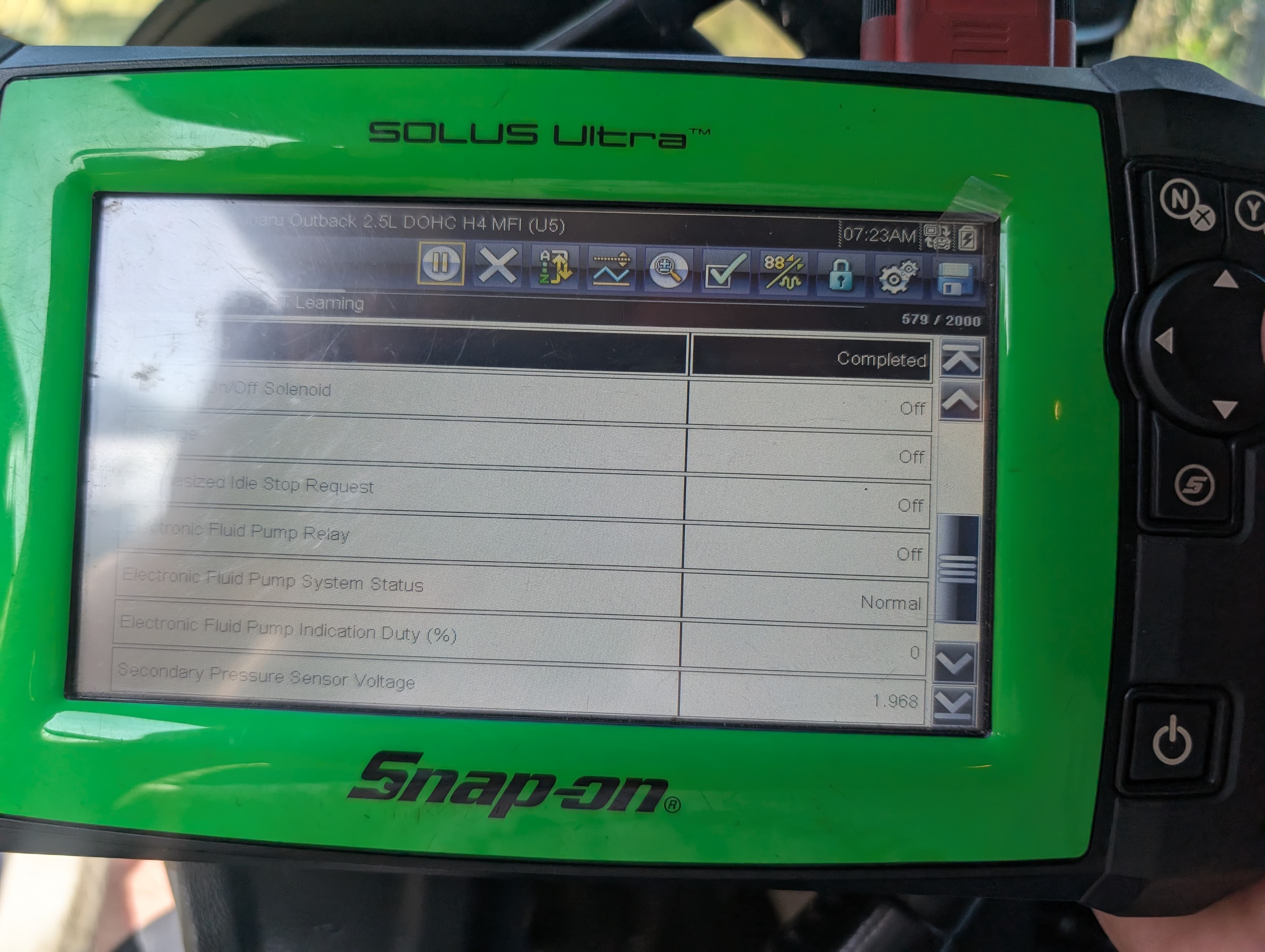 Snap-on scanner showing live data and fluid pump status
